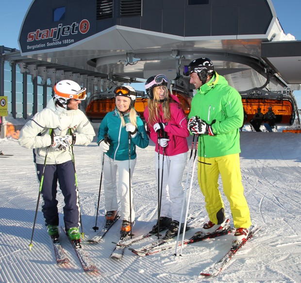 Skiurlaub mit Familie oder Freunden, im Hintergrund die Flachauer Bergbahnen © Flachau Tourismus