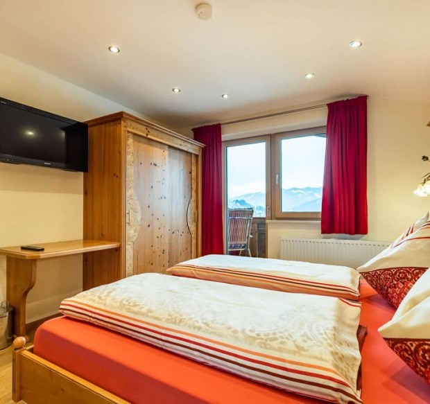 Schlafzimmer mit Doppelbett, Balkon und Flat-TV