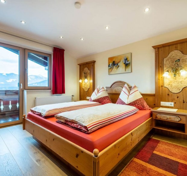 Schlafzimmer mit Doppelbett und Balkon