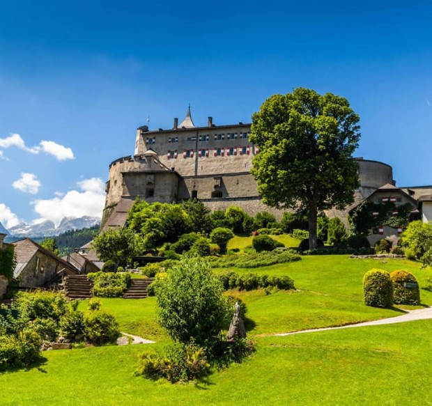 Erlebnisburg Hohenwerfen mit Landesfalknereimuseum und Greifvogelschau © Shutterstock