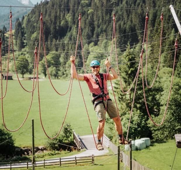 Hermann Maier im Hochseilgarten Flachauwinkl © Flachau Tourismus_Niko Zuparic