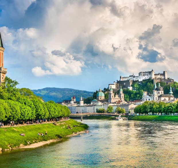 Blick über die Salzach zu Salzburger Dom, Altstadt und Festungsberg mit Festung Hohensalzburg © Shutterstock